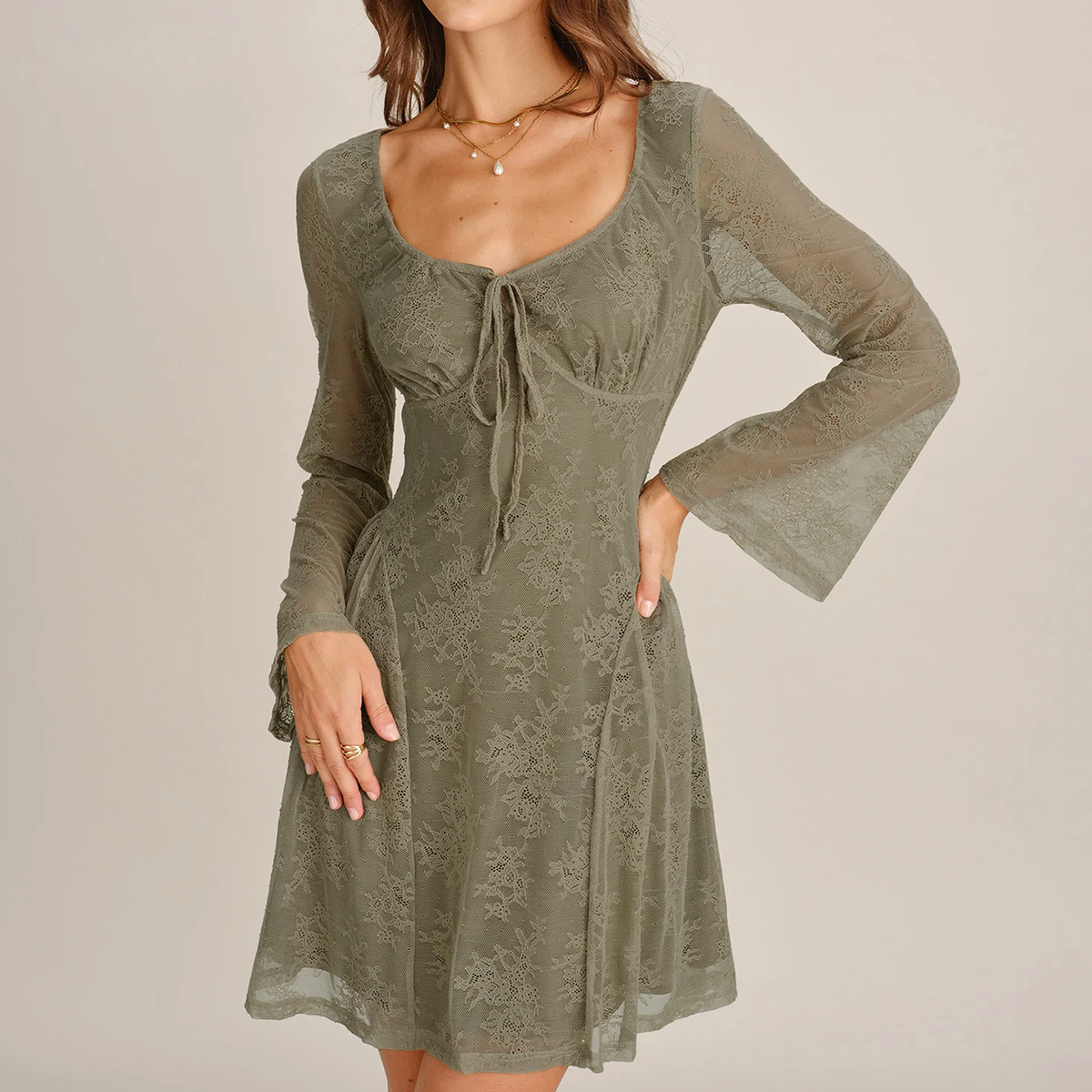 Vestido Mini De Encaje Floral Verde Con Cuello En V Y Mangas Campana