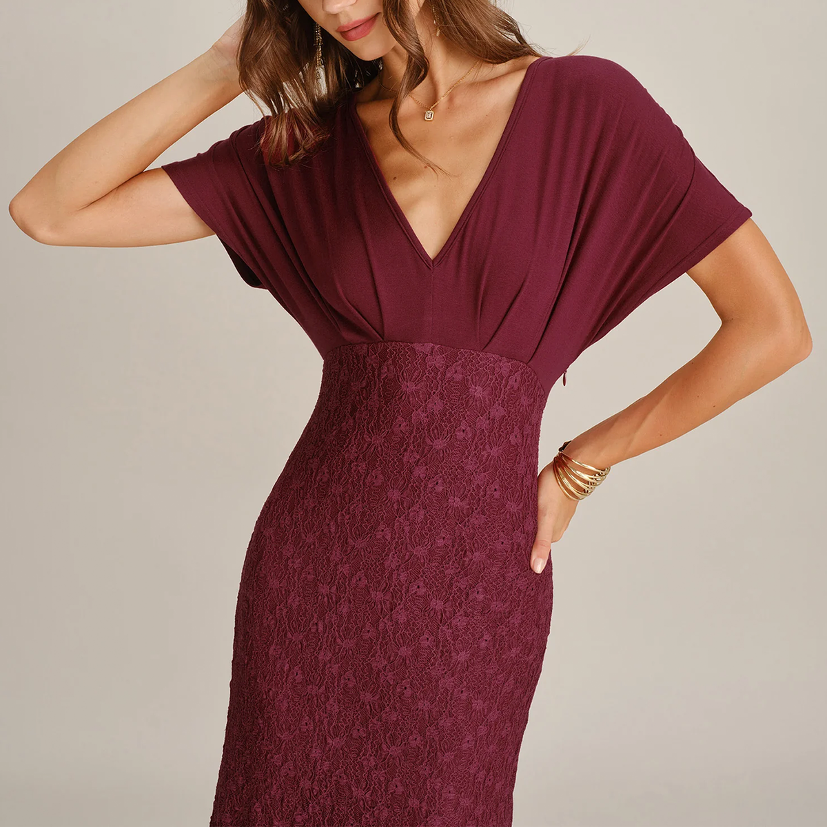 Vestido Largo De Encaje Bordo, Cuello En V Y Hombro Caído