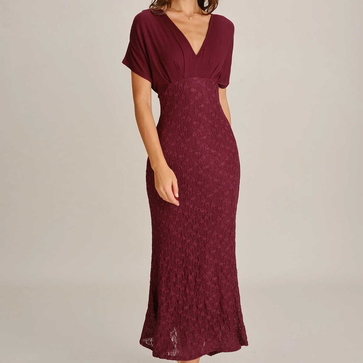 Vestido Largo De Encaje Bordo, Cuello En V Y Hombro Caído