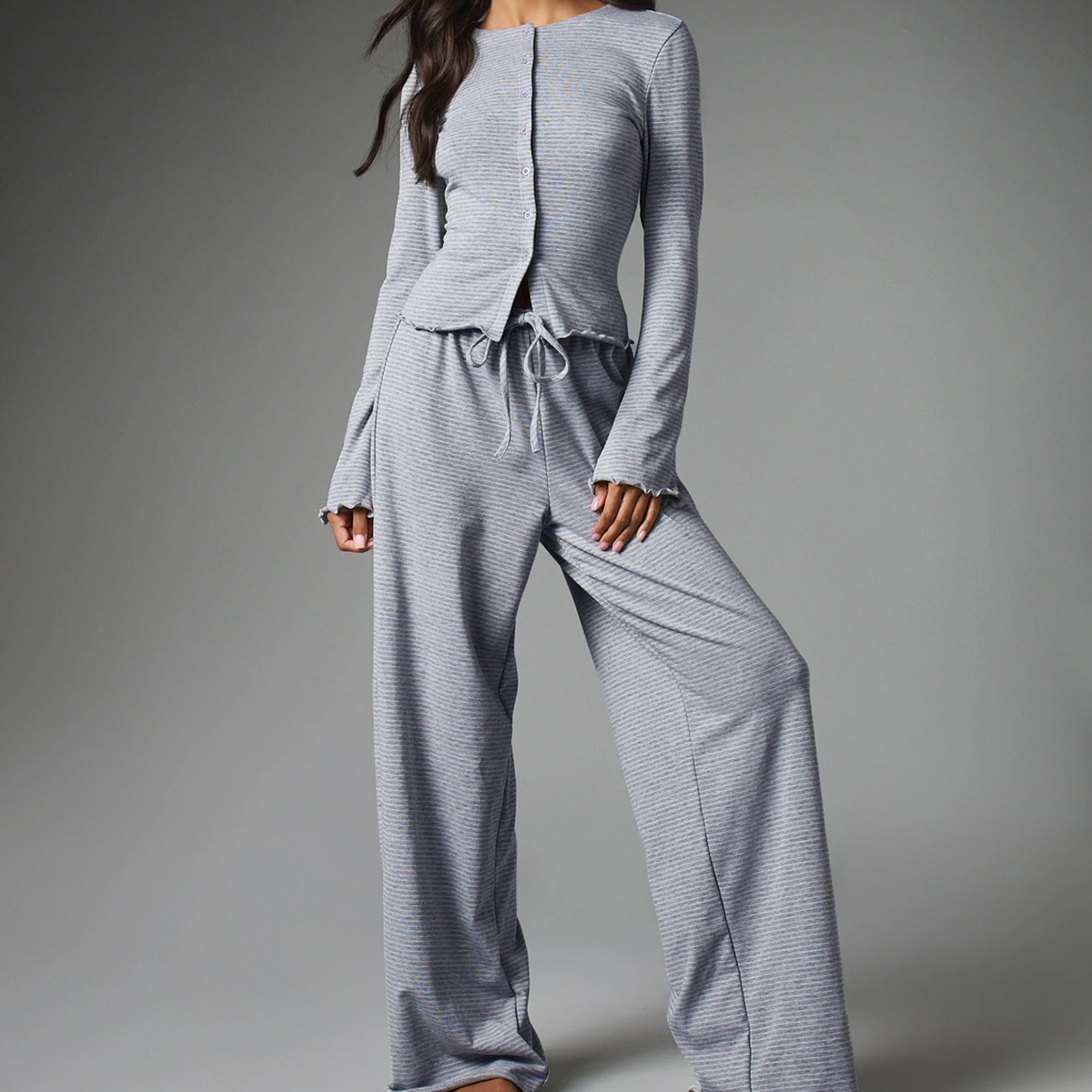 Conjunto De Dos Piezas De Punto Gris Claro, Chaqueta Con Botones Y Pantalones Anchos A Rayas