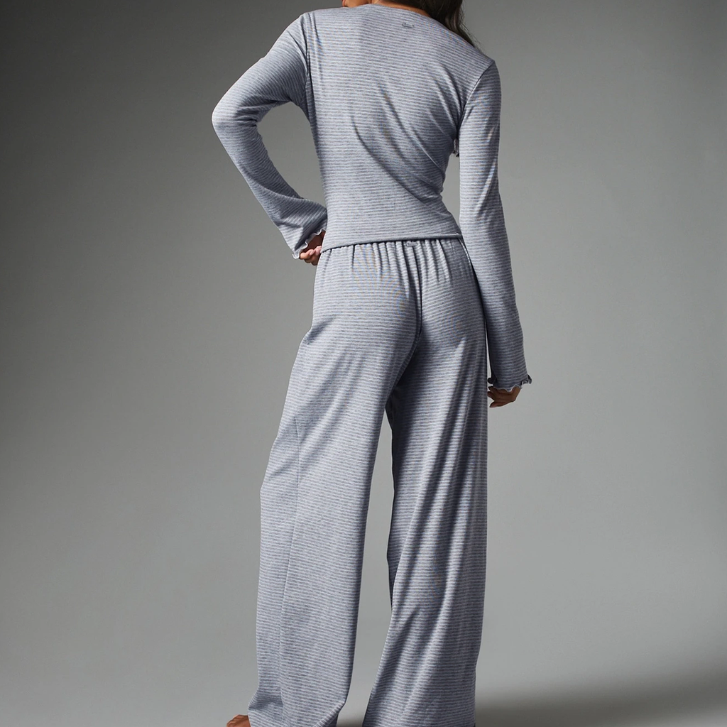 Conjunto De Dos Piezas De Punto Gris Claro, Chaqueta Con Botones Y Pantalones Anchos A Rayas