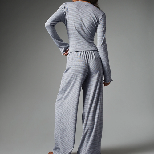 Conjunto De Dos Piezas De Punto Gris Claro, Chaqueta Con Botones Y Pantalones Anchos A Rayas