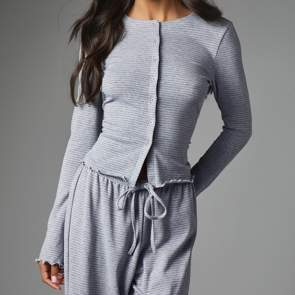 Conjunto De Dos Piezas De Punto Gris Claro, Chaqueta Con Botones Y Pantalones Anchos A Rayas